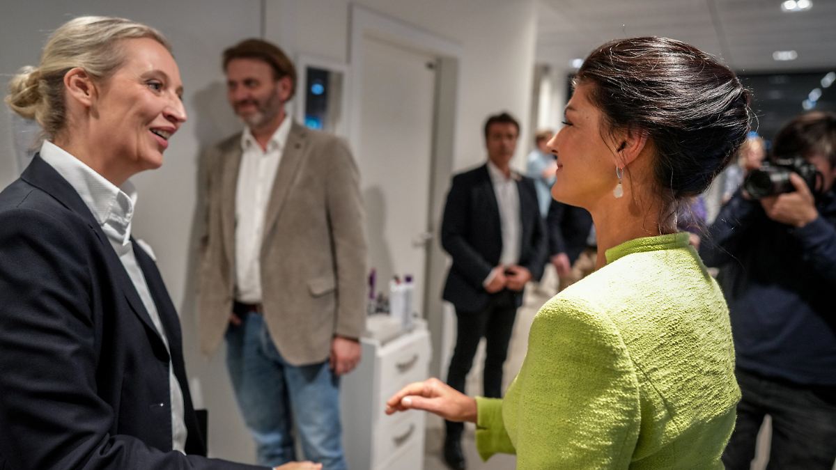 PascalBeucker's tweet card. In Thüringen diskutieren Vertreter des BSW bereits mit Politikern der AfD. Parteichefin Wagenknecht ist bereit, auch auf Bundesebene Gespräche zu führen. Von der Brandmauerpolitik hält sie nichts....