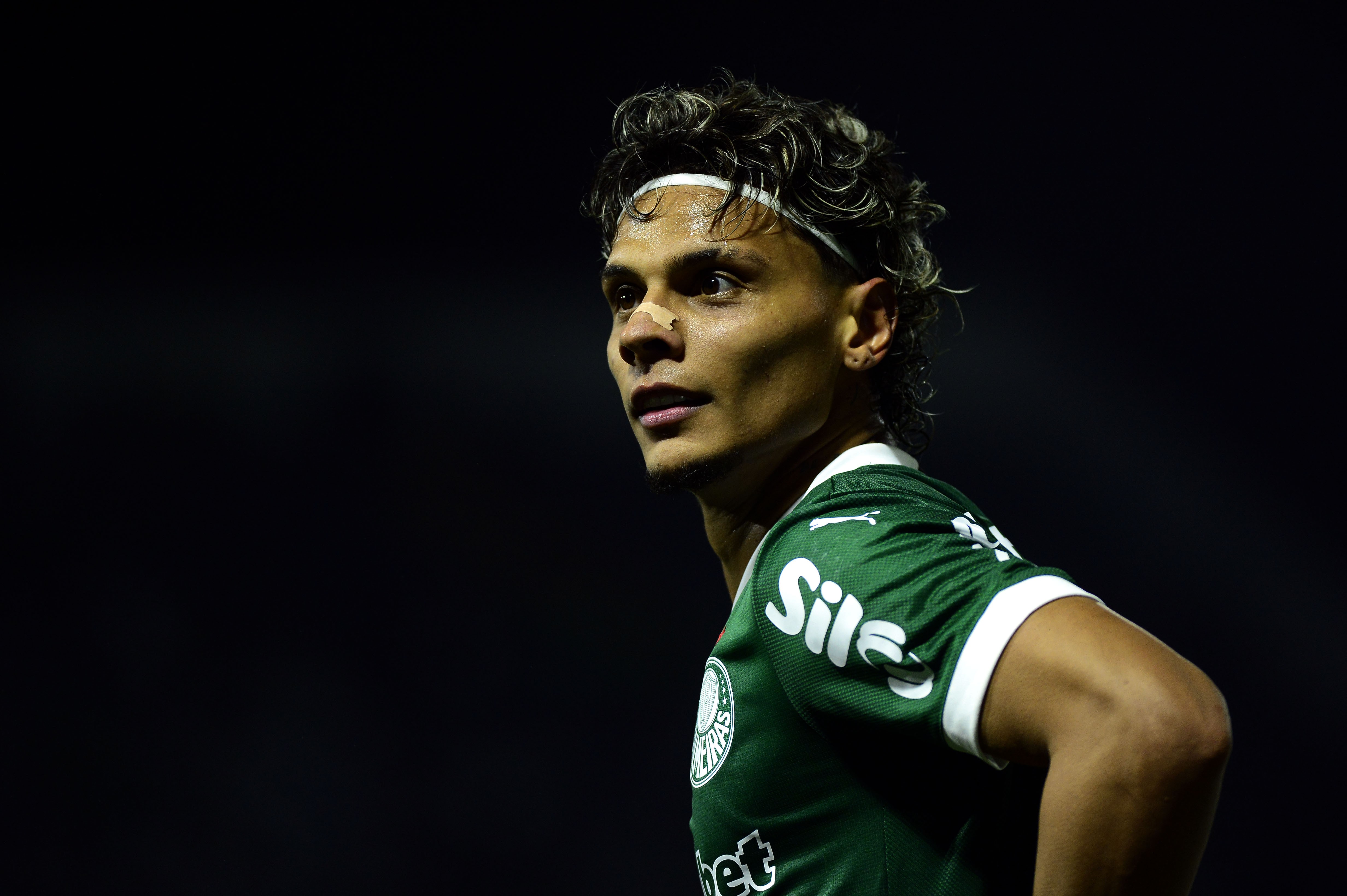 cahemota's tweet card. Executivo português tem reunião com diretoria alviverde após bate e volta em Lisboa com direito a contato de Rui Costa com colombiano, que já aceitou termos para cinco anos de contrato