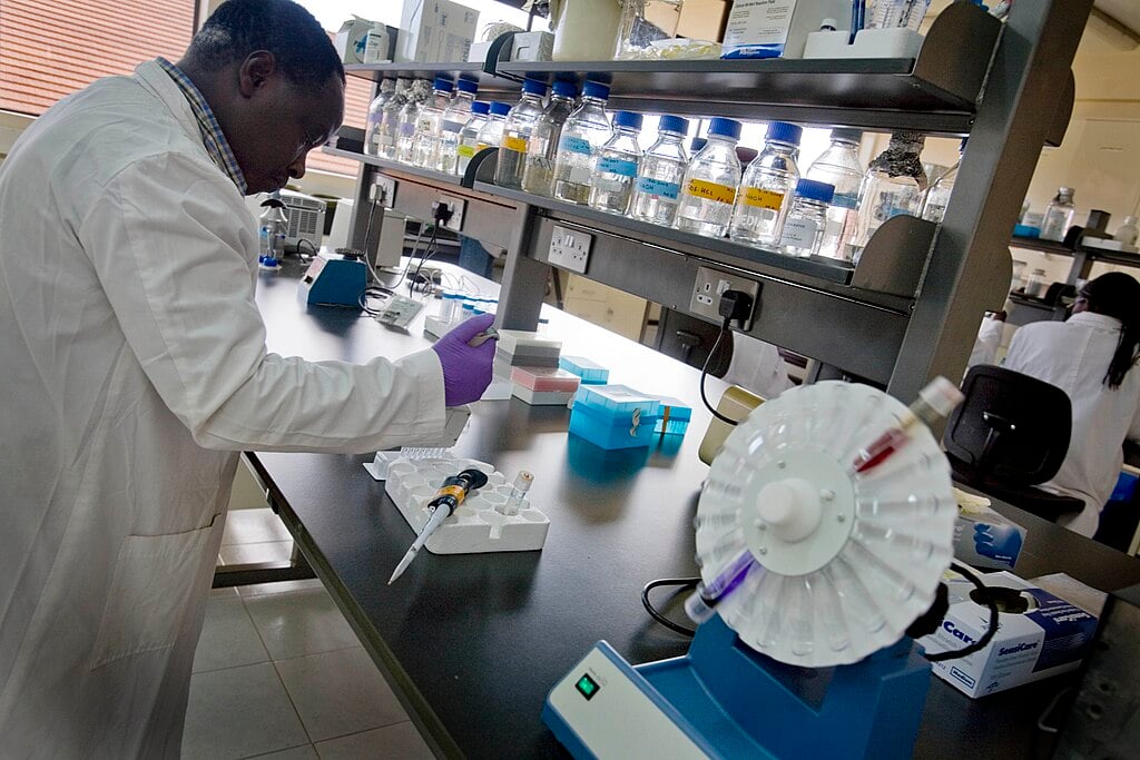 scidevafrique's tweet card. Selon des chercheurs, l’Afrique doit mobiliser des fonds au niveau local pour pouvoir orienter la recherche scientifique vers les priorités du continent.