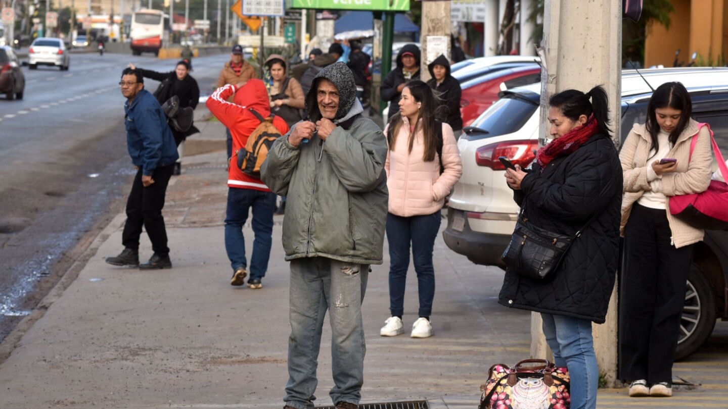 UltimaHoracom's tweet card. La Dirección de Meteorología pronostica una jornada fría por la mañana y fresca durante la tarde. La temperatura se mantendría entre 10 y 16°C en ambas regiones del país. Es baja la probabilidad de...