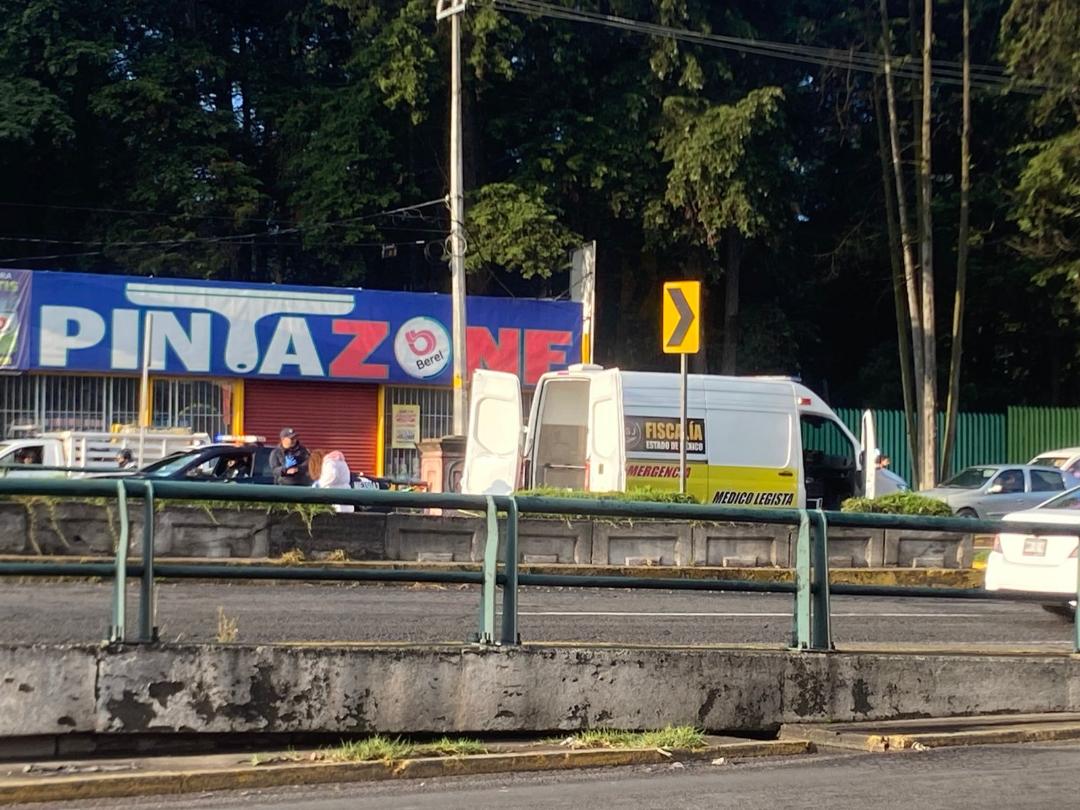 elvallemexico's tweet card. Información y fotografía: Fernanda Medina González Toluca, Méx..- Un trágico accidente cobró la vida de un joven motociclista la mañana de este viernes sobre Paseo Tollocan, a la altura del puente de...