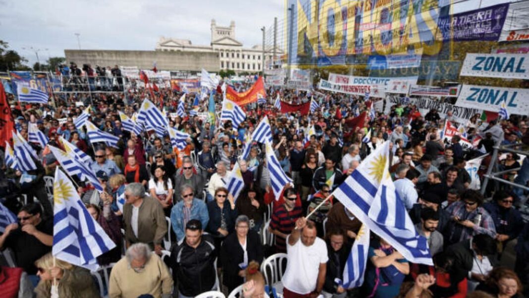SINDICAR_OK's tweet card. La protesta prevista para el 12 de agosto, se enmarca en un contexto de conflictos sectoriales, particularmente en las industrias láctea y pesquera.