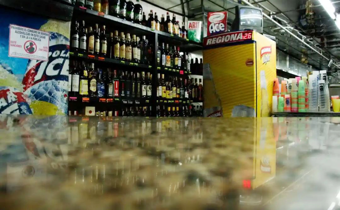 CorreodelCaroni's tweet card. La medida más destacada es la implementación de la Ley Seca, que prohíbe el expendio y la distribución de bebidas alcohólicas en todo el territorio nacional.