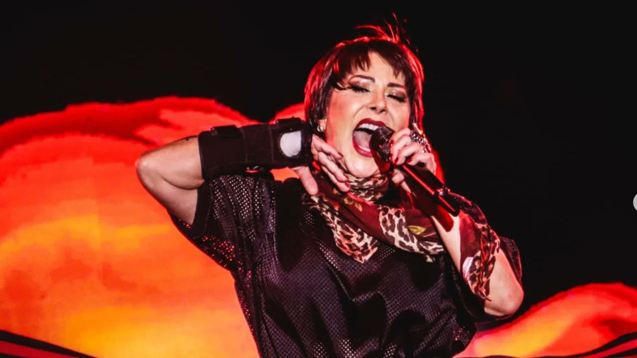 diario24horas's tweet card. Alejandra Guzmán emitió un comunicado en sus redes, en el que explicó que pospone su gira hasta el 2026 pero volverá con nueva canción.