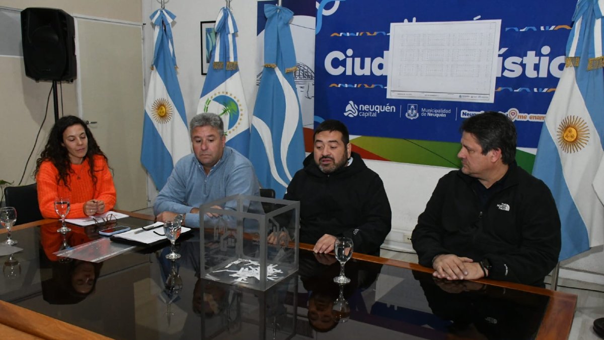LMNeuquen's tweet card. El municipio realizó el sorteo de las localizaciones. Se indicó que en los próximos días se entregarán las actas de adjudicación.