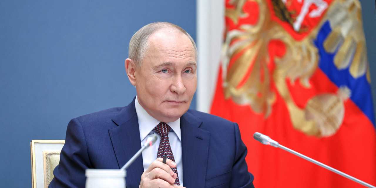 AngelaStent's tweet card. There is little to suggest Russia feels serious pressure from the president to end the fighting, Angela Stent writes in a guest commentary.