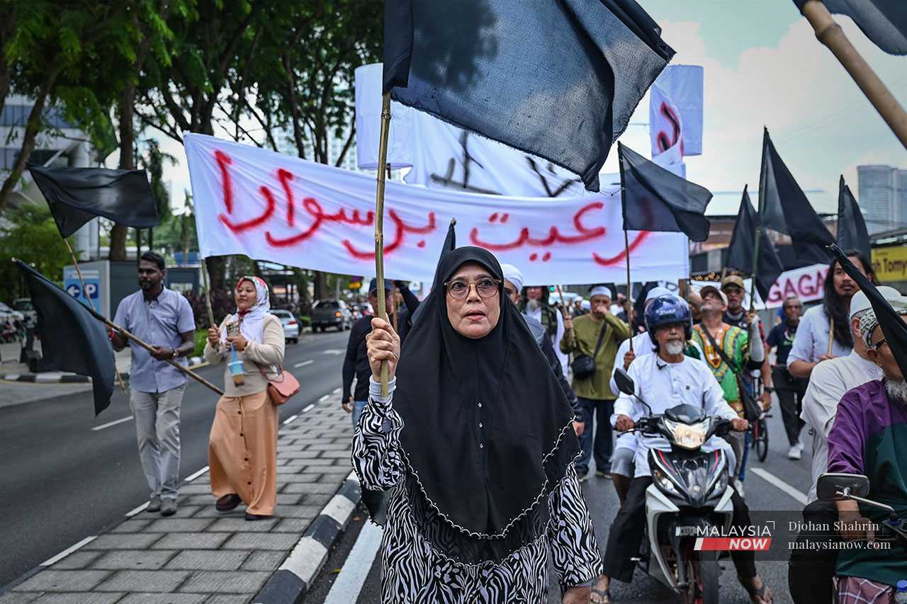 MNowNews's tweet card. Pada 11 Julai, penduduk Kampung Sungai Baru di tengah-tengah bandar raya Kuala Lumpur berarak ke pejabat Suruhanjaya Hak Asasi Manusia Malaysia (Suhakam) untuk menyerahkan memorandum membantah...