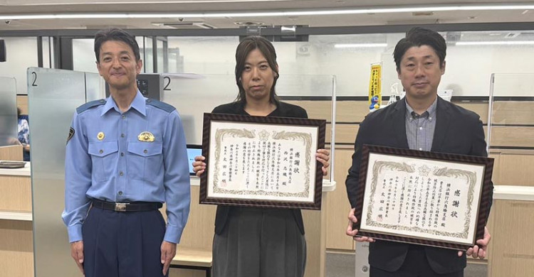 KanalocoLocal's tweet card. ロマンス詐欺の被害を未然に防いだとして、神奈川署は２４日、横浜銀行六角橋支店（横浜市神奈川区）と、職員の西沢詩織さん（４０）、山口公子さん（５９）に感謝状を贈った。署などによると、５月１５日午前９時半ごろに来店した８０代男性が定期預金を解…