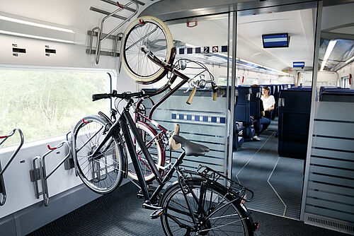 FahrradClub's tweet card. Mit dem Fahrplanwechsel am 15. Dezember können Radreisende Fahrradtickets im Fernverkehr der Deutschen Bahn bis zu 12 Monate im Voraus buchen. Der ADFC gibt weitere Tipps zur Radmitnahme mit der Bahn.