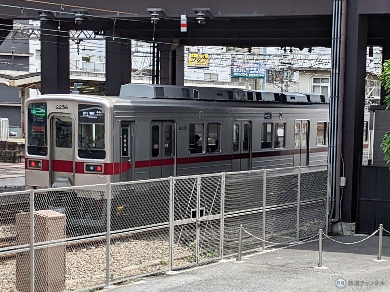 Rail_Channel's tweet card. 東京23区内なのに全線単線で、駅は両端２駅だけ。運行するのは関東最大の路線長を誇る大手私鉄です。その線区とは「東武大師線」。西新井～大師前1.0キロの〝都会のローカル線〟が今、注目