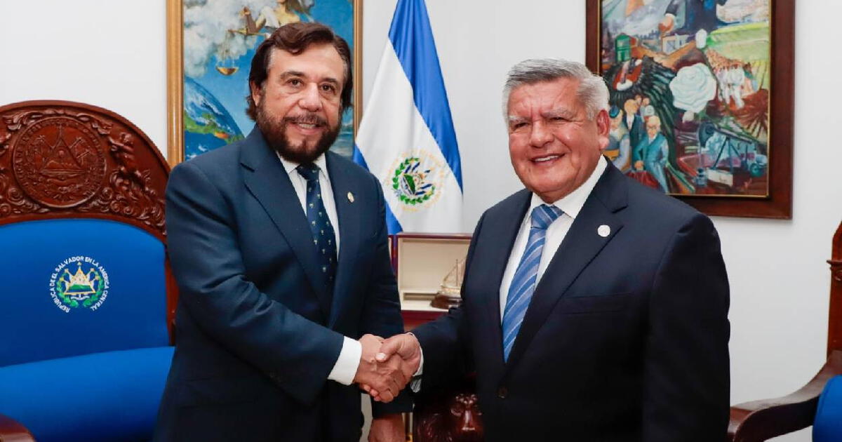 larepublica_pe's tweet card. El vicepresidente Félix Ulloa recibió a una delegación de la Universidad César Vallejo, reafirmando compromisos educativos e inversiones estratégicas para El Salvador.