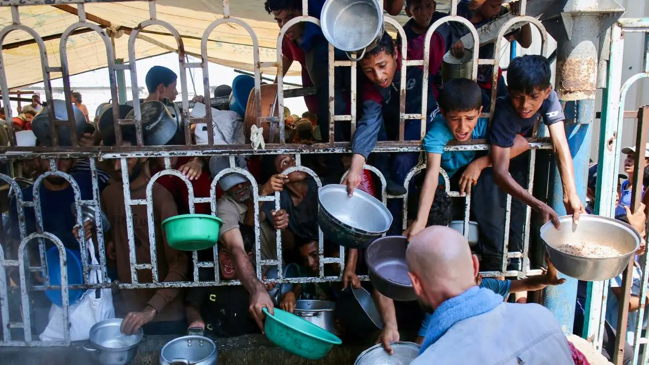 NoticiasCaracol's tweet card. Desde el inicio de la invasión israelí en el enclave, unas 122 personas han muerto a causa de la desnutrición de las que 83 eran niños. ¿Qué dicen las organizaciones y la ONU?