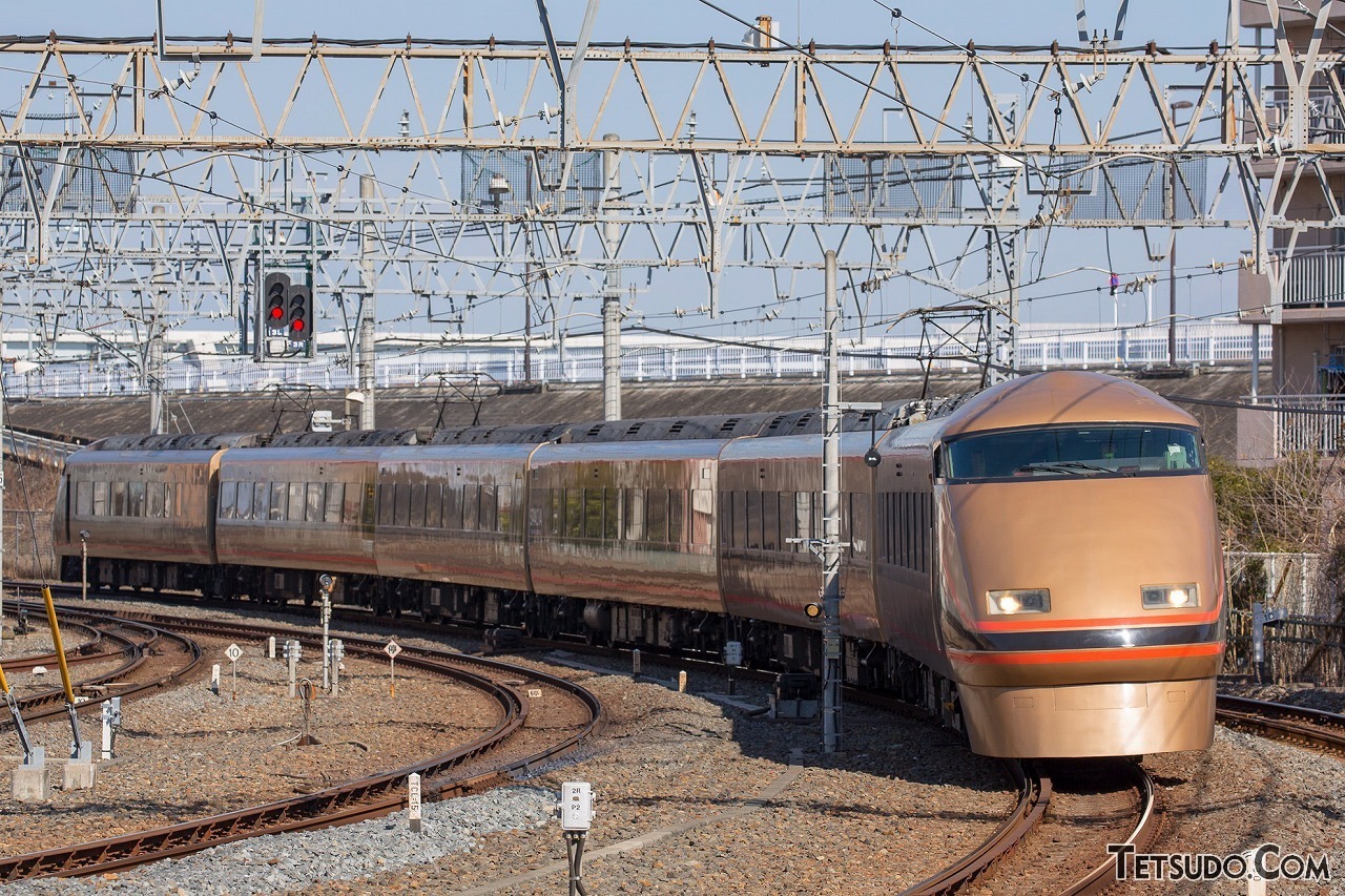 Rail_Channel's tweet card. 台湾で展示されることが発表された、東武鉄道の「日光詣スペーシア」。しかし、100系「スペーシア」の標準塗装は白地のはず。なぜ特別塗装編成が選ばれたのでしょうか。