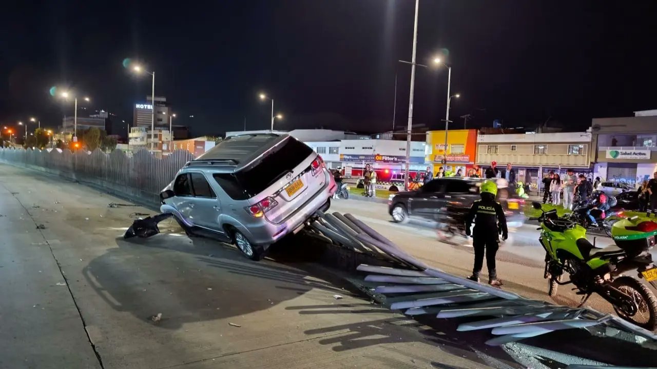NoticiasCaracol's tweet card. Los hechos se presentaron sobre la avenida Américas con carrera 69, en la localidad de Puente Aranda. Varios usuarios en redes sociales captaron imágenes de lo acontecido.