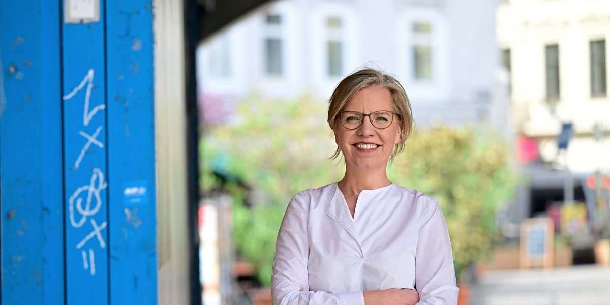 derHoyos's tweet card. Ihre Partei müsse eine deutlichere Sprache finden und auch abseits von Umweltschutz für die Menschen ansprechbar sein, sagt die Grünen-Politikerin im Interview