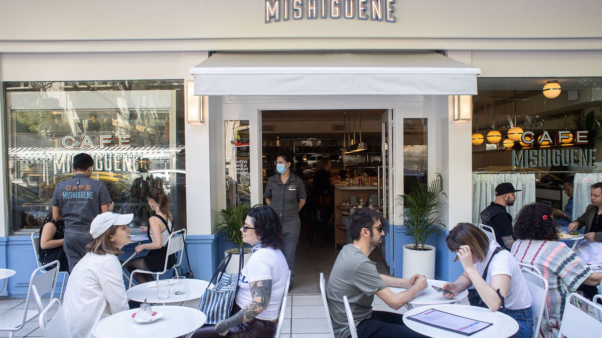 Ambitocom's tweet card. Con el sello de Tomás Kalika, Café Mishiguene abre sus puertas en Palermo como una versión diurna, relajada e informal del célebre restaurante Mishiguene. Ideal para desayunar, almorzar o hacer una...