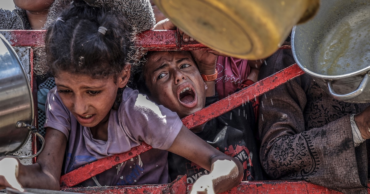 kjrrusschen1844's tweet card. Honger als wapen inzetten is niet nieuw in de geschiedenis. Maar zelden was het voedsel zo dicht bij de mensen die ernaar smachten. De volle vrachtwagens kunnen zo Gaza binnenrijden, als Netanyahu...