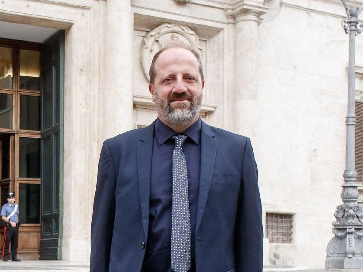 CorriereTorino's tweet card. Il deputato del Movimento 5 Stelle sull'assessore all'Urbanistica del Comune di Torino, plurindagato a Milano nella vicenda del «sacco verticale». E poi su Lo Russo: «Sono pronto a fare un'intesa con...