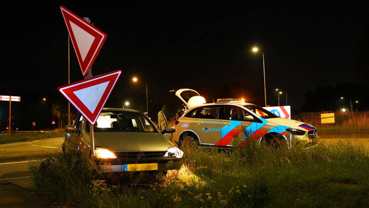 omroepbrabant's tweet card. Een automobiliste veroorzaakte vrijdagavond onder invloed van drugs een ware ravage op de weg in Den Bosch. Ze raakte rond halftwaalf van de weg en reed met haar auto een fietspad op. Vervolgens reed...