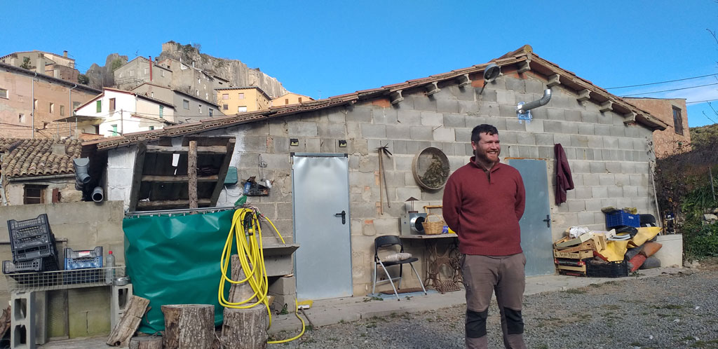 esplugatrenc's tweet card. La Mandraula és un projecte de producció i comercialització de fongs (bolets) impulsat per Ferran Sánchez i Júlia Terés, una jove parella instal·lada des de fa pocs anys a Estopanyà (Baixa Ribagorça).
