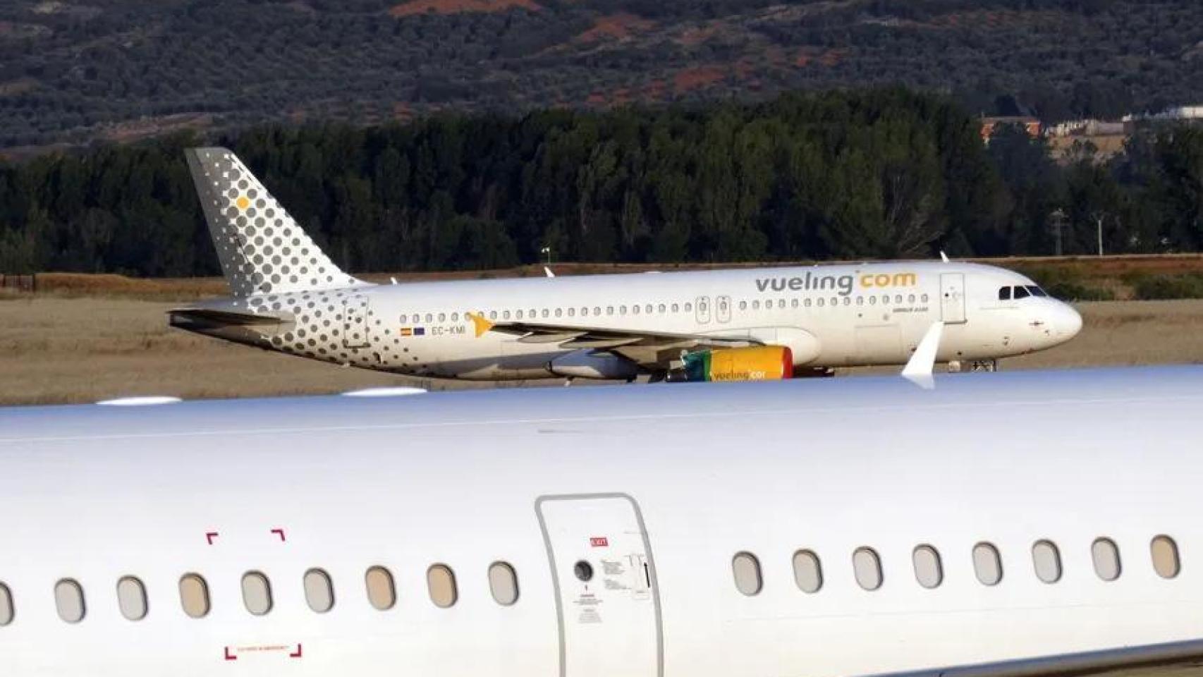 ESFERARED's tweet card. La aerolínea Vueling ha afirmado que el piloto también desempeña funciones como instructor en una escuela de vuelo independiente. Más información: Israel acusa de “antisemitismo” a Vueling por...