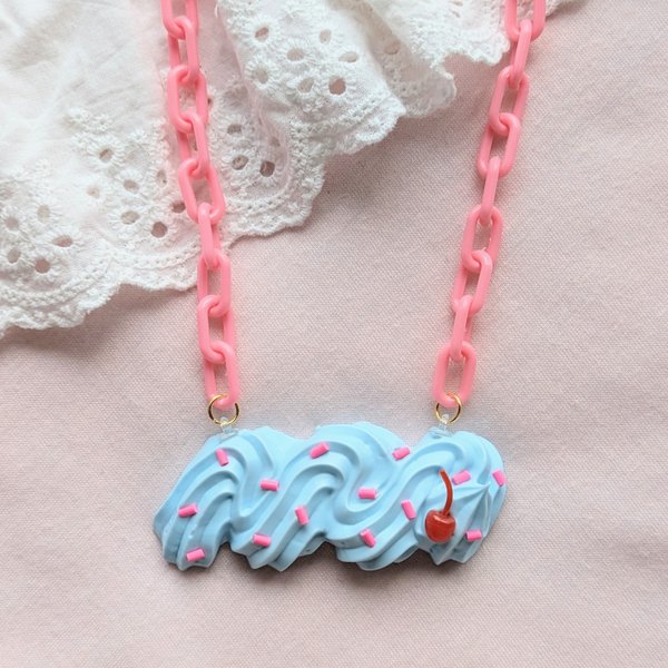 withWhippedC's tweet card. 2,500円 | ブルーのクリームを絞った、甘くてポップなネックレスです。チョコスプレーをふりかけて、目を引くデザインに仕上げました。ポップなプラチェーンを使用しているので、金属アレルギーの方も安心して着用いただけます。※こちらはフェイクスイーツ作品です。細かいパーツなどを使用...