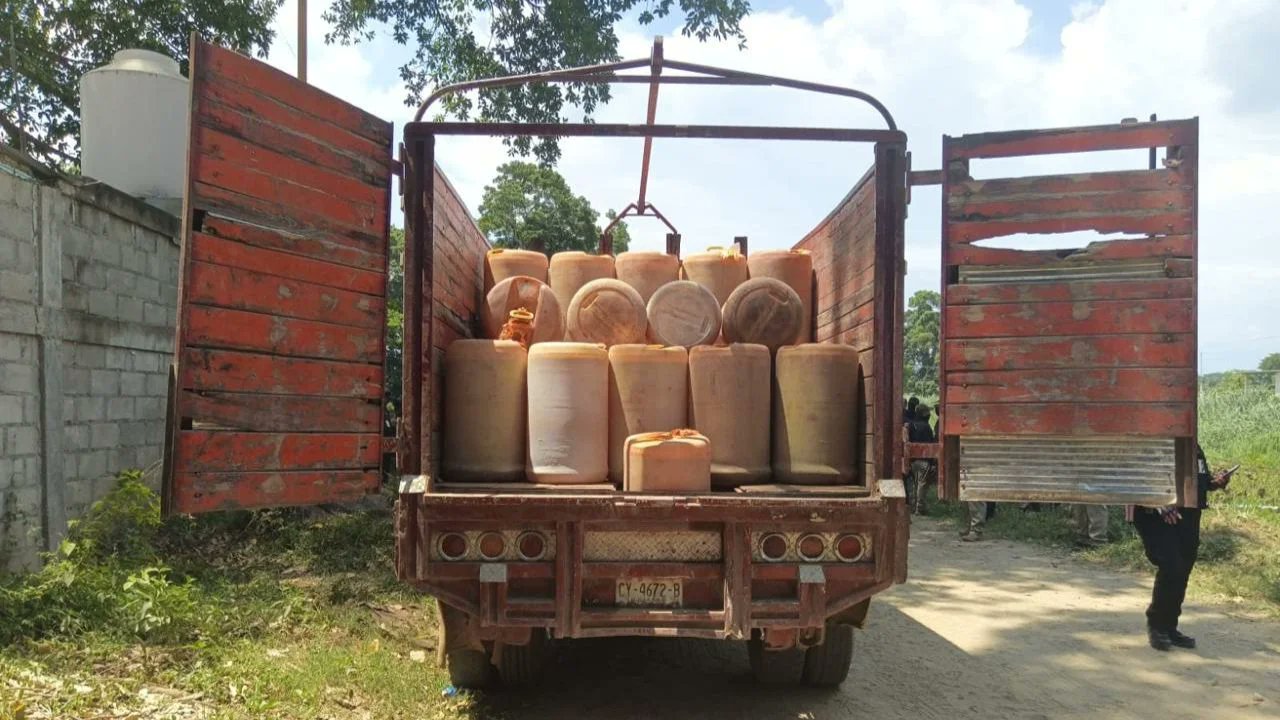diario24horas's tweet card. La operación conjunta se desplegó en Ciudad Hidalgo, Chiapas donde aseguraron 150 bidones con posible diesel producto del huachicol.