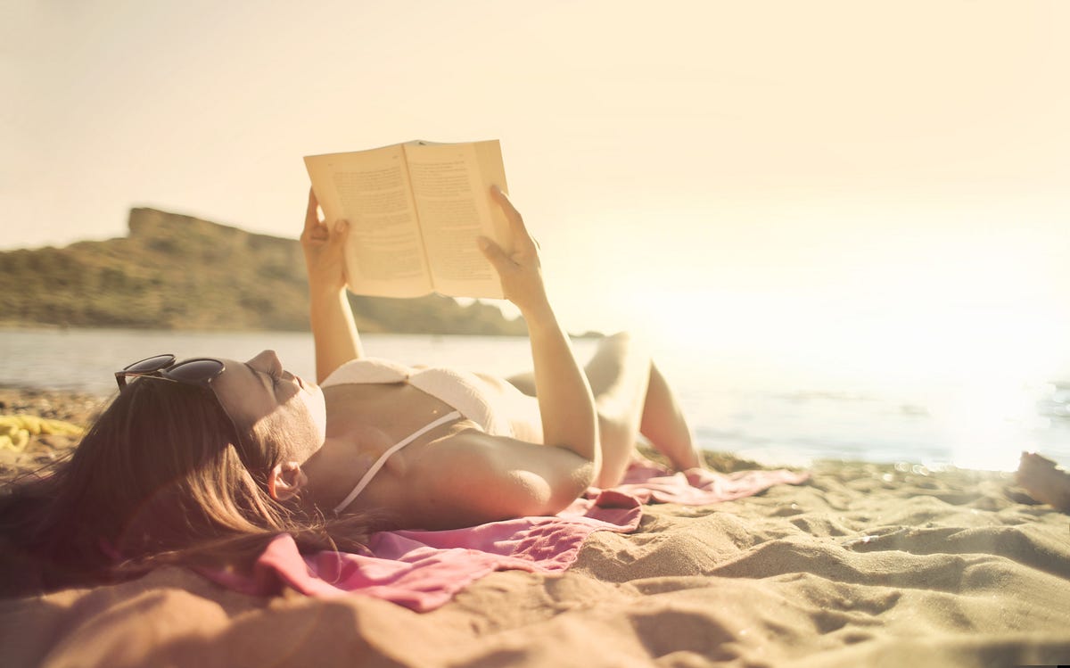fdotleonora's tweet card. 👙your summer beach read!!!👙