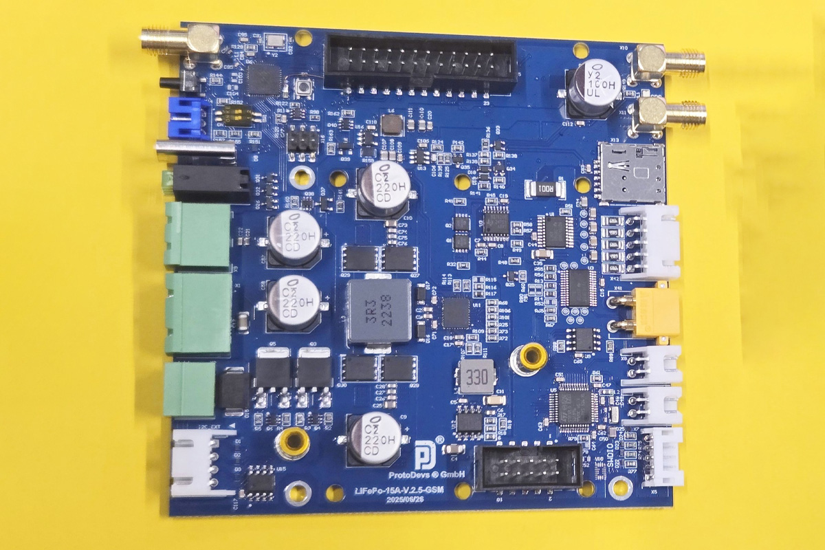 linuxdevices's tweet card. The PD.Charger-GSM v2.5 is an industrial-grade solar and LiFePo4 charger/controller with MPPT support, designed for 2–4 cell Li-Ion/LiFePo4 batteries.