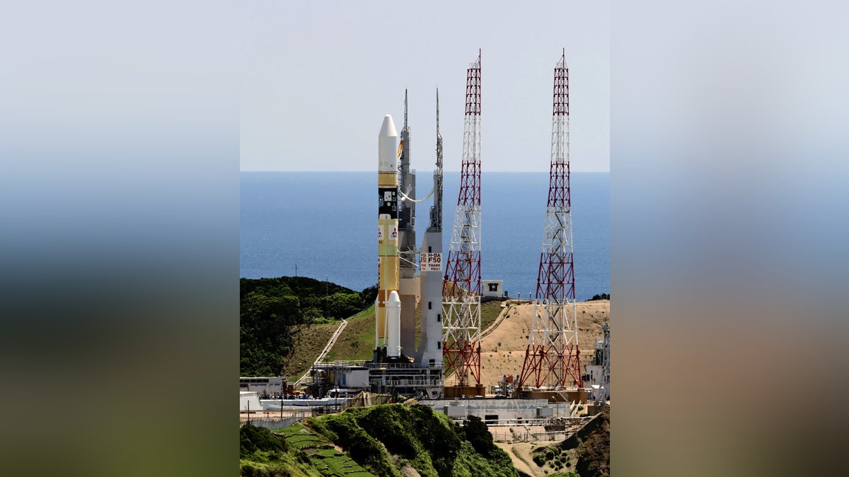 ys_shashin's tweet card. 【読売新聞】　三菱重工業は２８日午前、日本の主力ロケット「Ｈ２Ａ」５０号機を鹿児島県の種子島宇宙センターから２９日未明に打ち上げるため、組み立て棟から発射地点に移動させた。Ｈ２Ａは５０号機で退役する。最後の打ち上げが最終準備段階に入