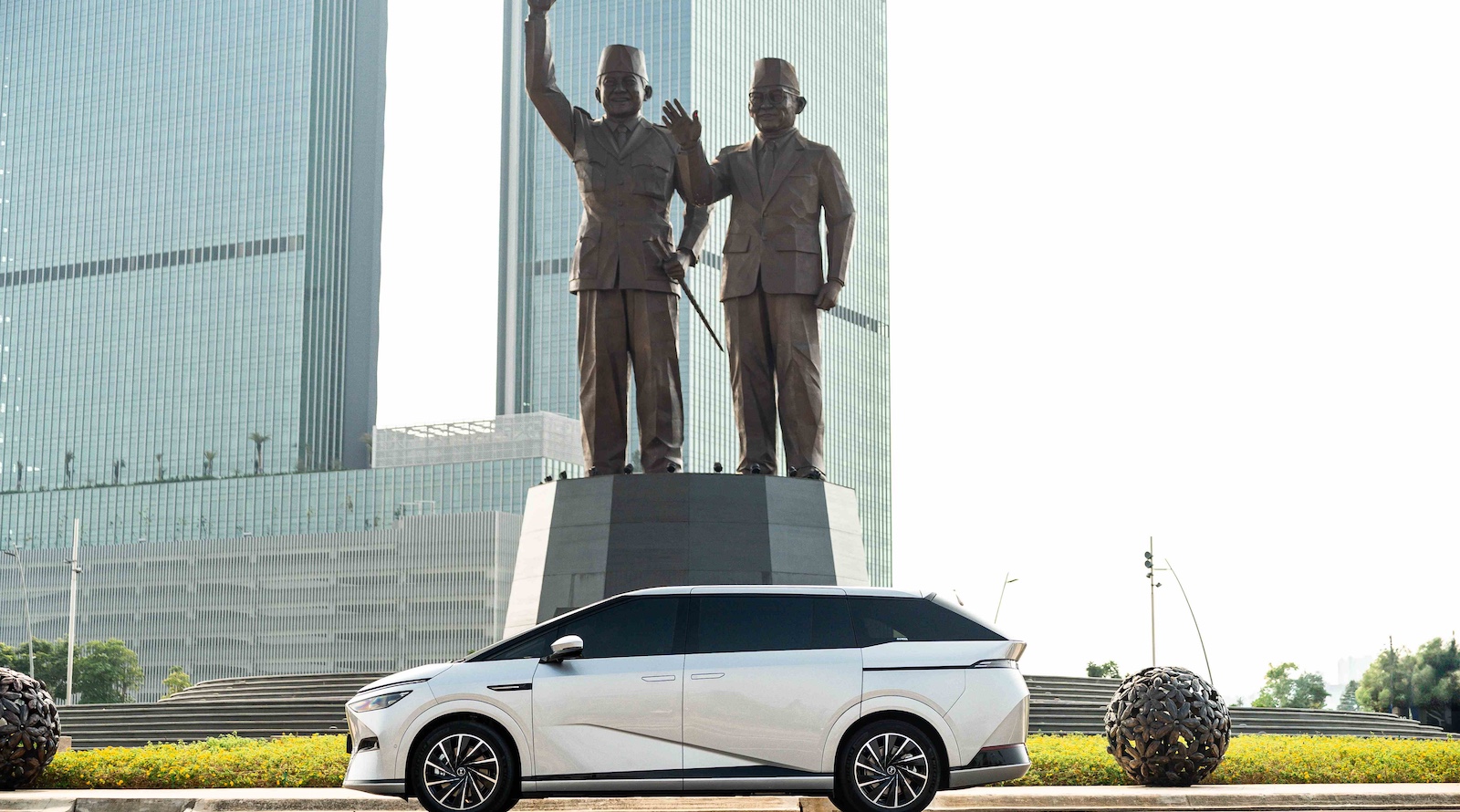 EarthAccounting's tweet card. Indonesia has become the first country in the world where XPENG has localized its vehicle production. XPENG’s Purwakarta factory rolled out the first locally produced X9 and delivered it to customer...
