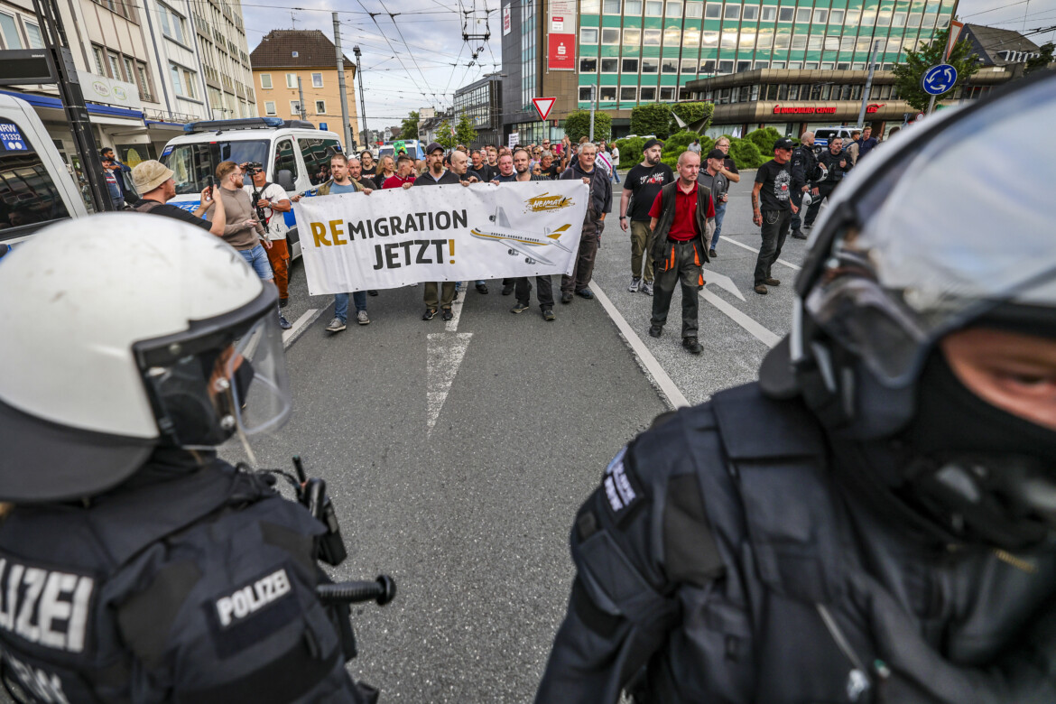 valeriorenzi's tweet card. Austria (Europa) Si auto definiscono come l’avanguardia dell’ondata di un’estrema destra che forse deve ancora raggiungere il suo momento di alta in Europa. Il movimento degli identitari torna oggi...