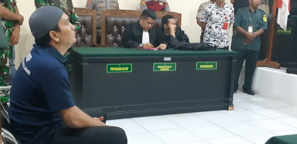 hariankompas's tweet card. Pengunjung menangis dan berteriak-teriak menyatakan protes atas putusan hakim. Saat itu jugalah, salah seorang kerabat terdakwa tiba-tiba jatuh pingsan.