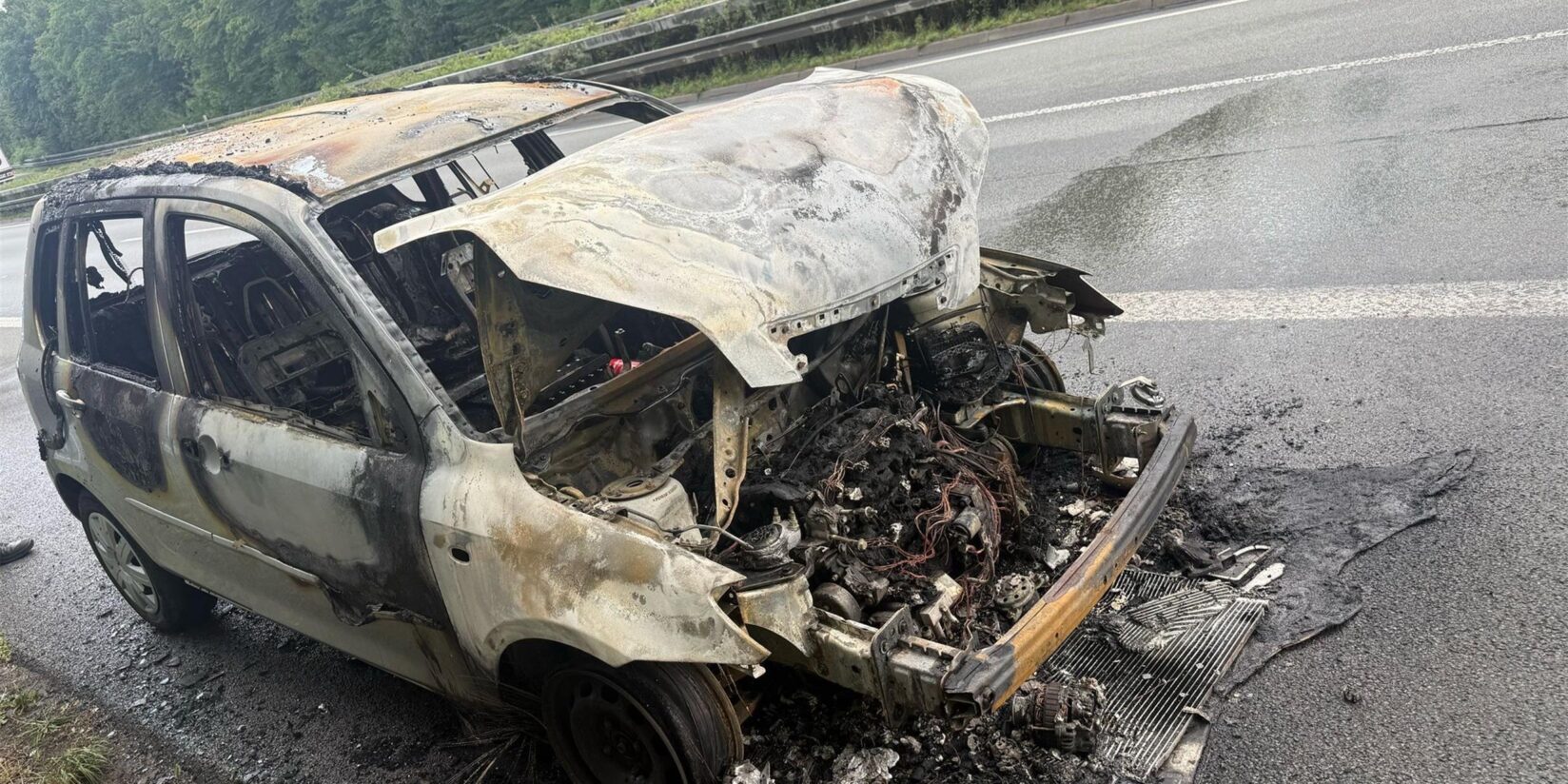 RainerDederichs's tweet card. Viel ist von dem Auto eines Mannes aus Gladbeck nicht übrig geblieben: Das Fahrzeug brannte auf der A52 bei Dorsten vollständig aus.
