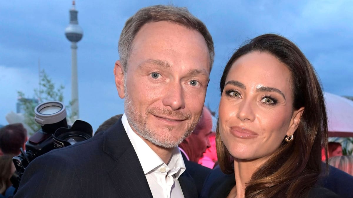 KompaLaw's tweet card. Stolz präsentierten sich Christian Lindner und Franca Lehfeldt im Frühling als frisch gebackene Eltern. Dann machte sich ein Magazin über sie lustig. Das hat jetzt Konsequenzen.