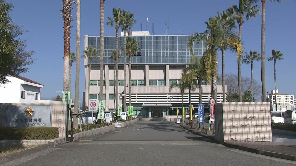 mrtnewsnext's tweet card. 宮崎市で知らない男性の家に侵入したとして宮崎県職員の男が住居侵入の疑いで逮捕されました。逮捕されたのは、宮崎市に住む県職員の松下翔太容疑者　31歳です。松下容疑者は、26日6時ごろ宮崎市内に住む男性の家…