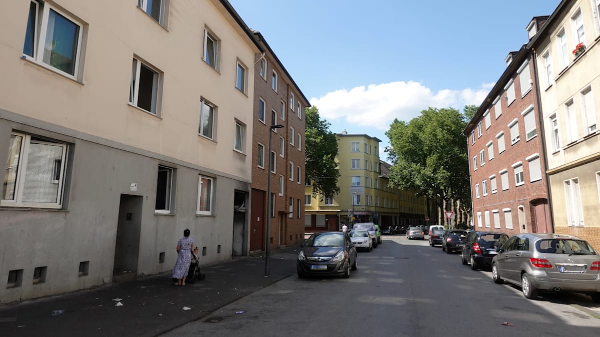 MartinLutzWELT's tweet card. Im Ruhrpott zeigen sich die Folgen eines deutschlandweiten Problems besonders deutlich: Kriminelle Strukturen nutzen Sozialsysteme systematisch aus. Behörden wehren sich mit Modellprojekten und...