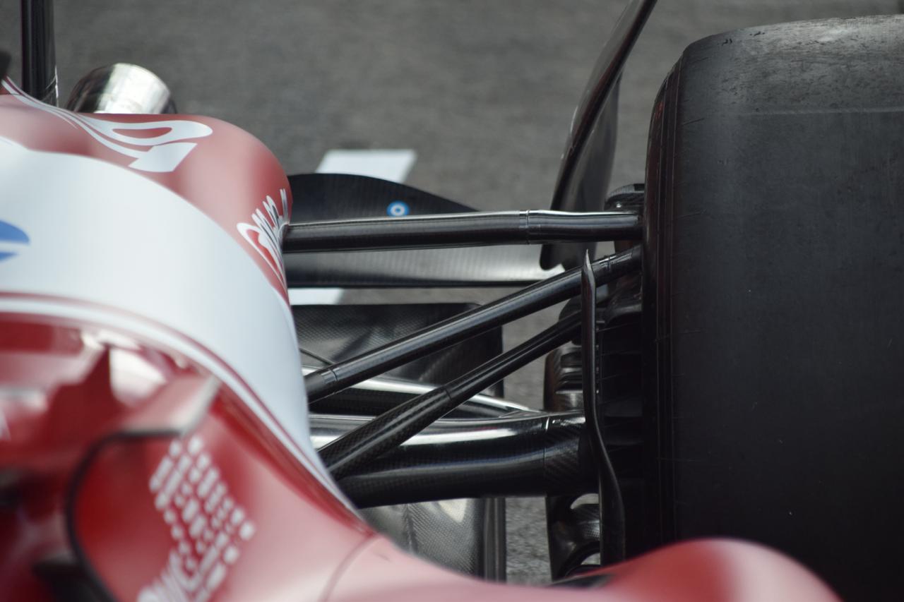 FUnoAT's tweet card. F1, sospensione Ferrari: varia anche l'anti-lift modificando l'anti-dive. Ma il problema all'anteriore della SF-25 in ingresso è di altra natura