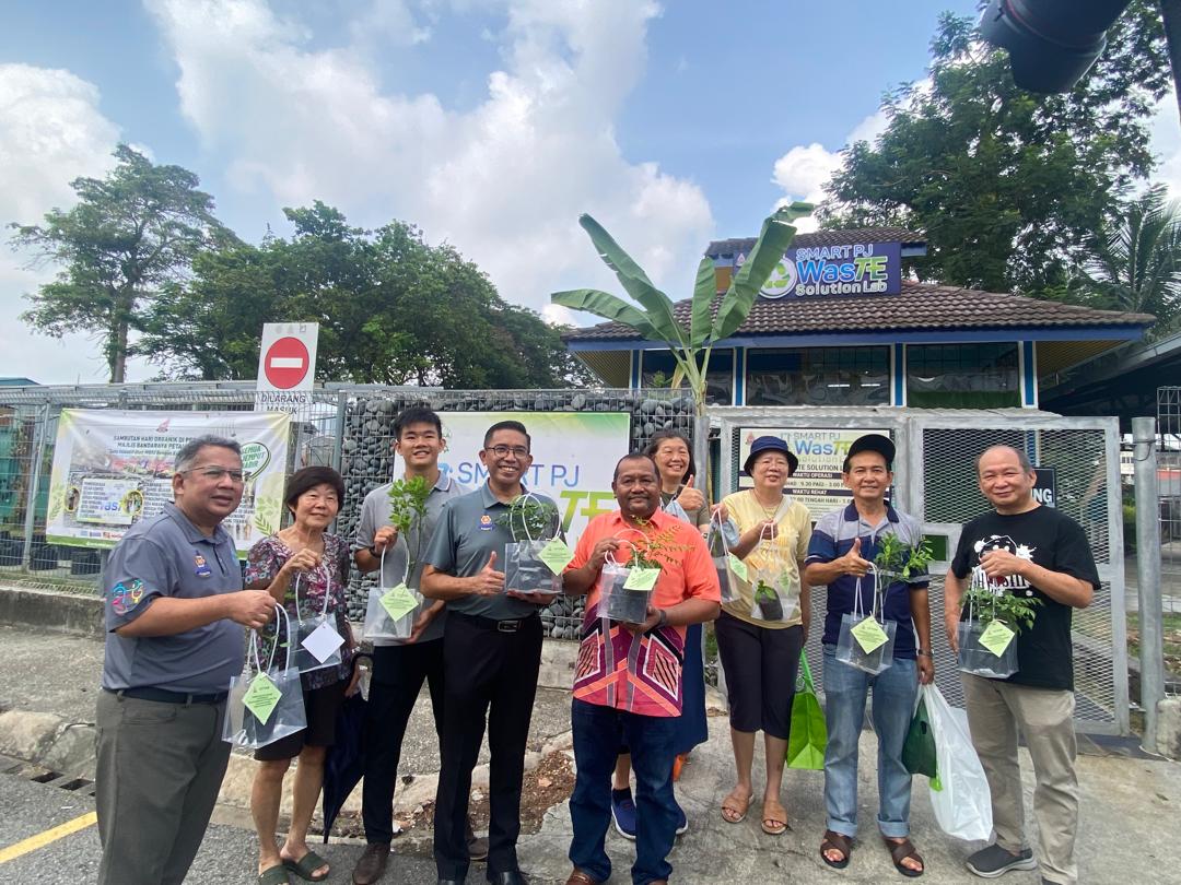 UMonline's tweet card. Majlis Bandaraya Petaling Jaya (MBPJ) terus komited dalam usaha pembangunan mampan dan kelestarian alam sekitar melalui Sambutan Hari Organik Peringkat MBPJ 2025 hari ini.