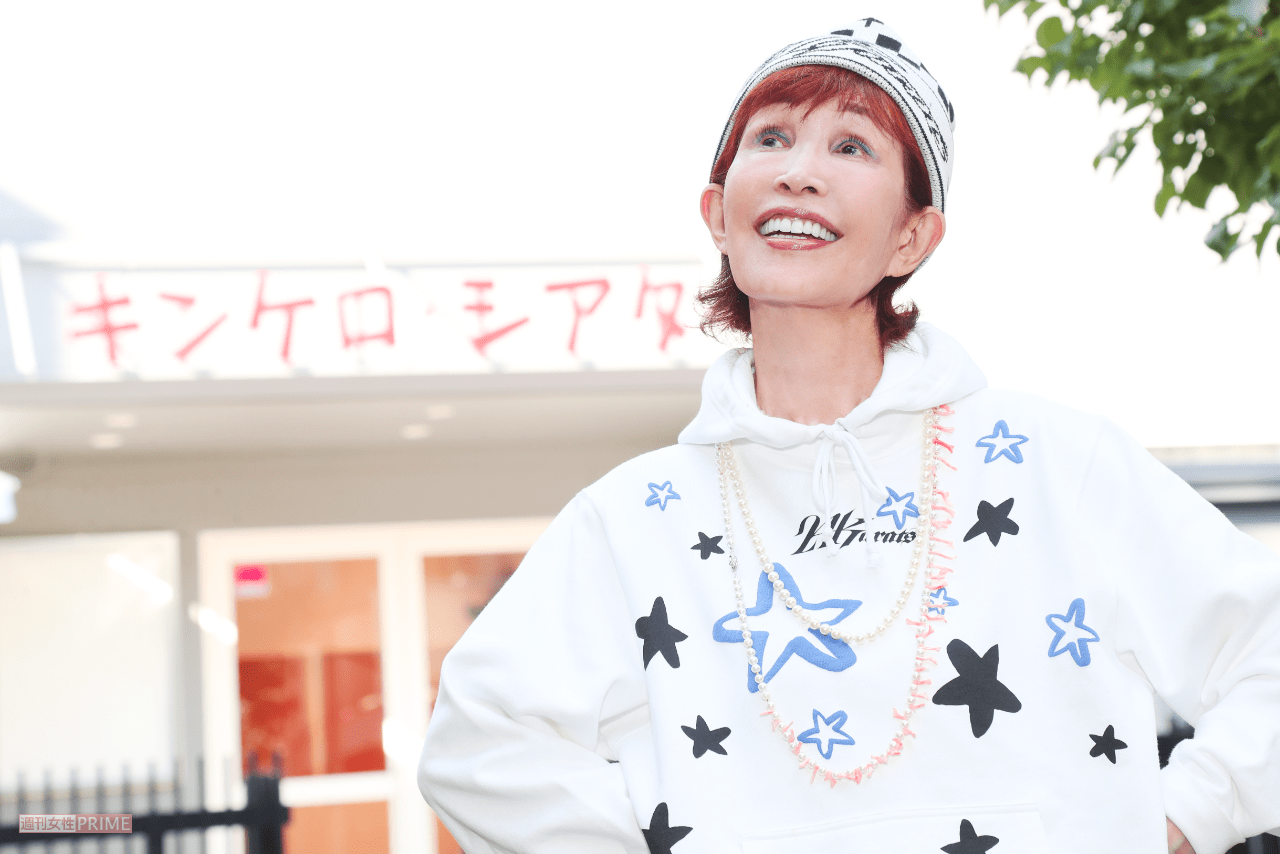 shujoprime's tweet card. 生みの母と育ての母の愛情を受けた少女は、新聞記者から伝説の子ども番組の「先生」に転身。天真爛漫なキャラクターで芸能界を席巻し、故・愛川欽也さんとのおしどり夫婦としても有名になったうつみ宮土理。山あり谷ありの人生を、持ち前の 「ケロッと立ち直る」性格で乗り越えてきた。80歳を超えても「まだまだこれから」と言い切る彼女の元気の秘訣とは─。