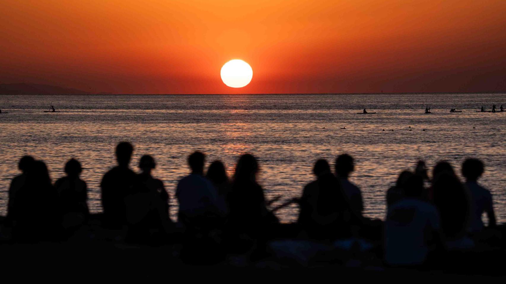 BCNmetropoli's tweet card. Cada miércoles, hasta 400 personas se reúnen en la Barceloneta para respirar, abrazarse y ver salir el sol Los barceloneses, obligados a desplazarse casi una hora para “huir del turismo” en las playas