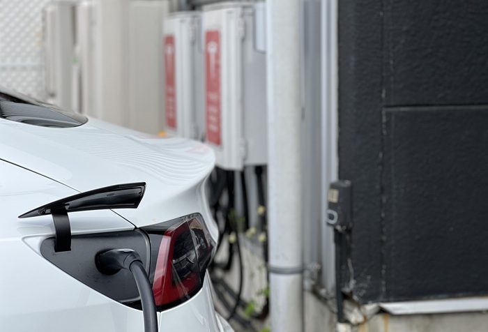 ryukyushimpo's tweet card. テスラが沖縄初の直営店　イーアス豊崎に　電気自動車を常設展示、試乗も - 琉球新報デジタル