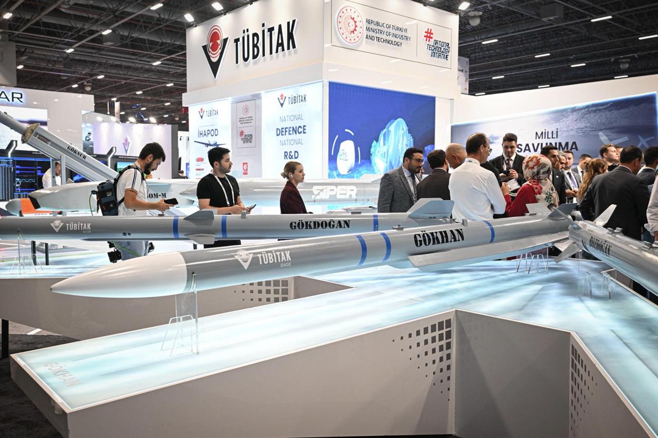 turkiyetodaycom's tweet card. TUBITAK displays indigenous Gokhan ramjet air-to-air missile at IDEF 2025, marking advancement in Türkiye's supersonic defense capabilities