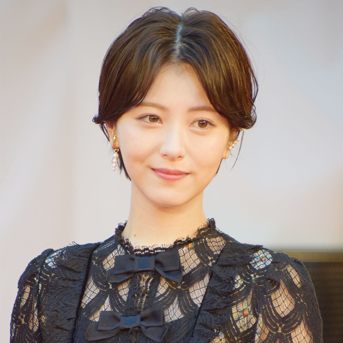 entamenext's tweet card. King ＆ Princeの永瀬廉と女優の浜辺美波の「熱愛報道」が話題になっている。清純派女優の代表格として知られる浜辺はイメージダウンが懸念されたが、意外にもネット上で大きな批判は起きていない。大荒れを回避できた背景には、何があるのか。【