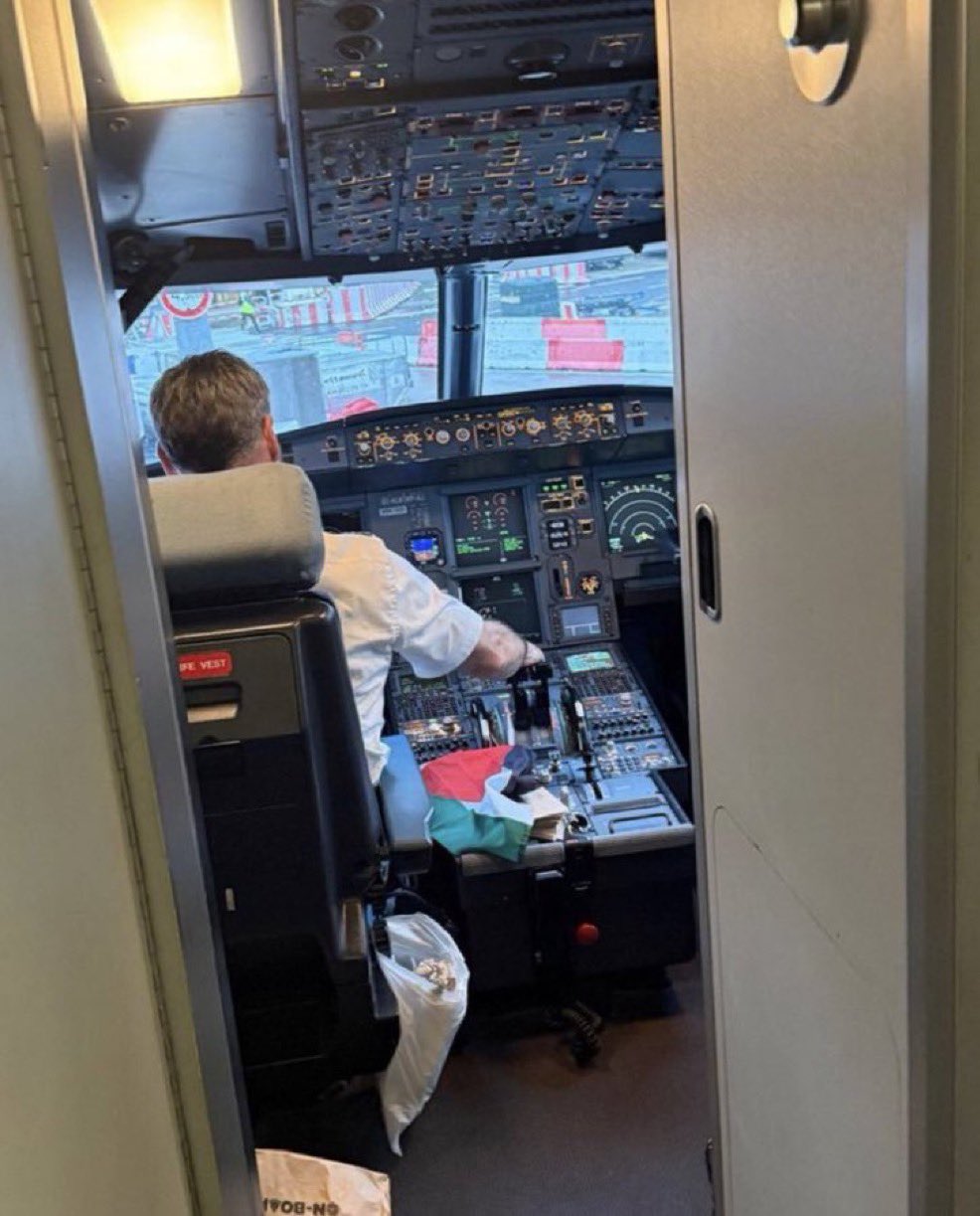 ElliberalC's tweet card. El comandante de Vueling que echó a los jóvenes judíos de su avión entrenó a dos pilotos del 11S y escribió un libro al respecto.