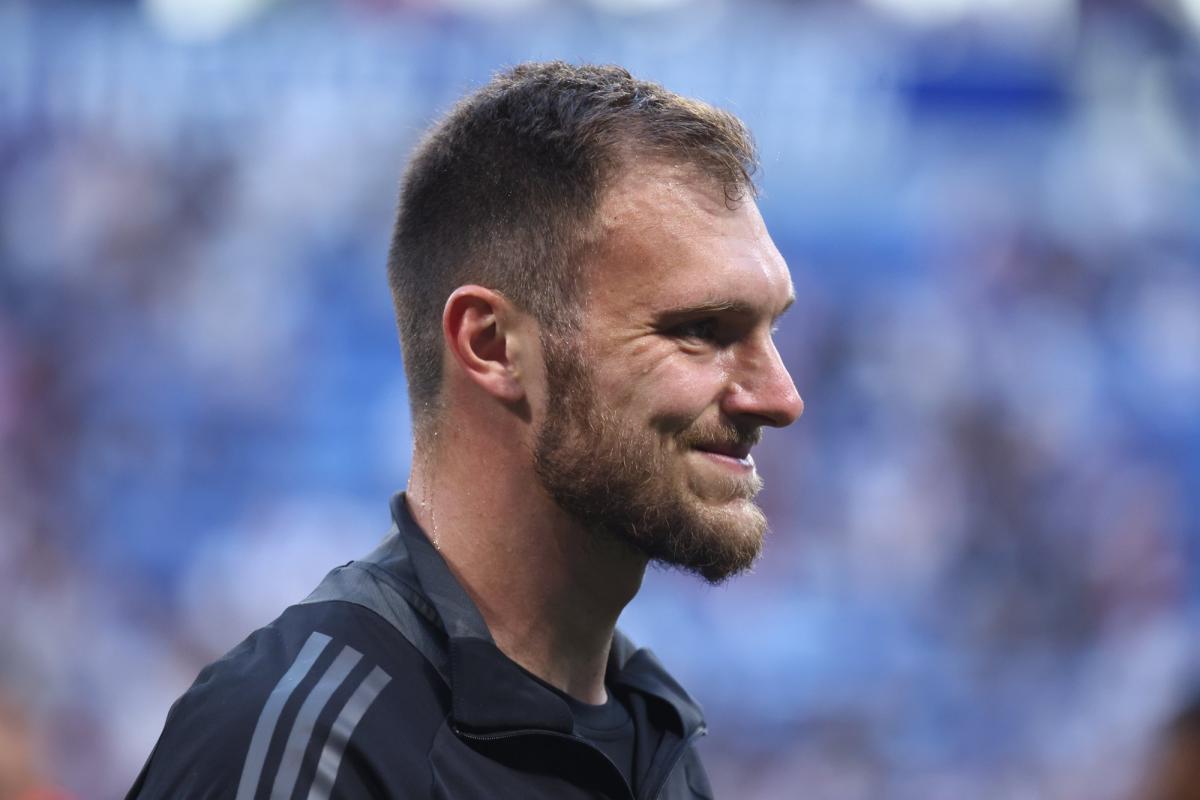 BielsaLUFC's tweet card. L'Olympique Lyonnais s'est mis d'accord avec Leeds pour le transfert définitif de son gardien Lucas Perri, estimé à 16 millions d'euros qui iront entièrement dans les caisses de l'OL. Le Brésilien a...
