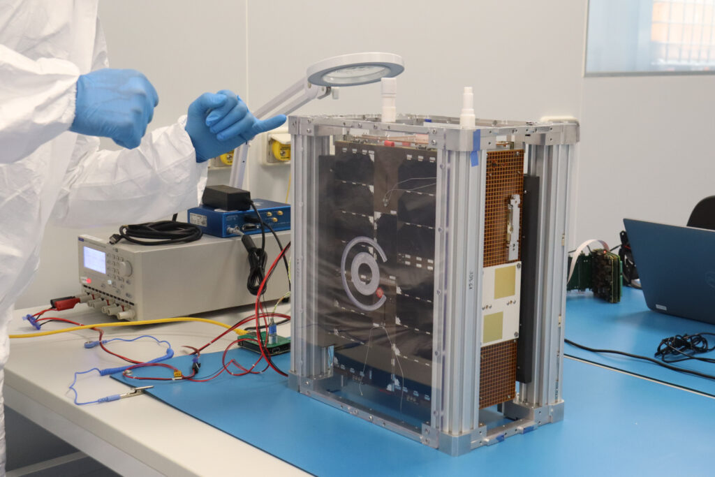 VilaWeb's tweet card. El quart nanosatèl·lit impulsat pel govern i amb tecnologia 100% catalana s’enlairarà a l’octubre des de la base de Vandenberg a Califòrnia de la mà de l’empresa d’Elon Musk, SpaceX. El dispositiu,...