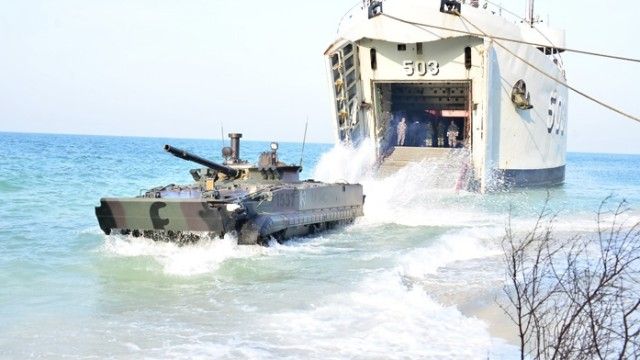 Defence24pl's tweet card. Marynarka Wojenna Indonezji planuje zmodernizować bojowe wozy piechoty BMP-3F. Ma ona skupić się na jednej z największych bolączek pojazdu, czyli opancerzeniu.