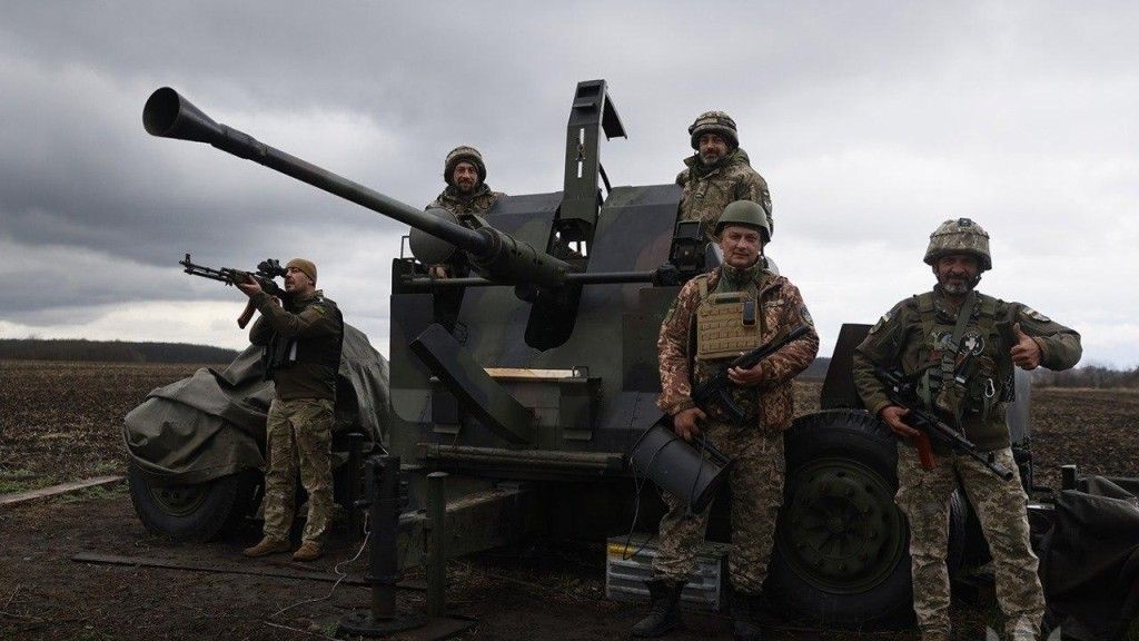 Defence24pl's tweet card. Rosyjskie wojska zaatakowały Ukrainę w nocy z piątku na sobotę 208 dronami i 27 rakietami; głównym celem uderzeń był obwód dniepropietrowski - poinformowały ukraińskie siły powietrzne. Przeciwnik...