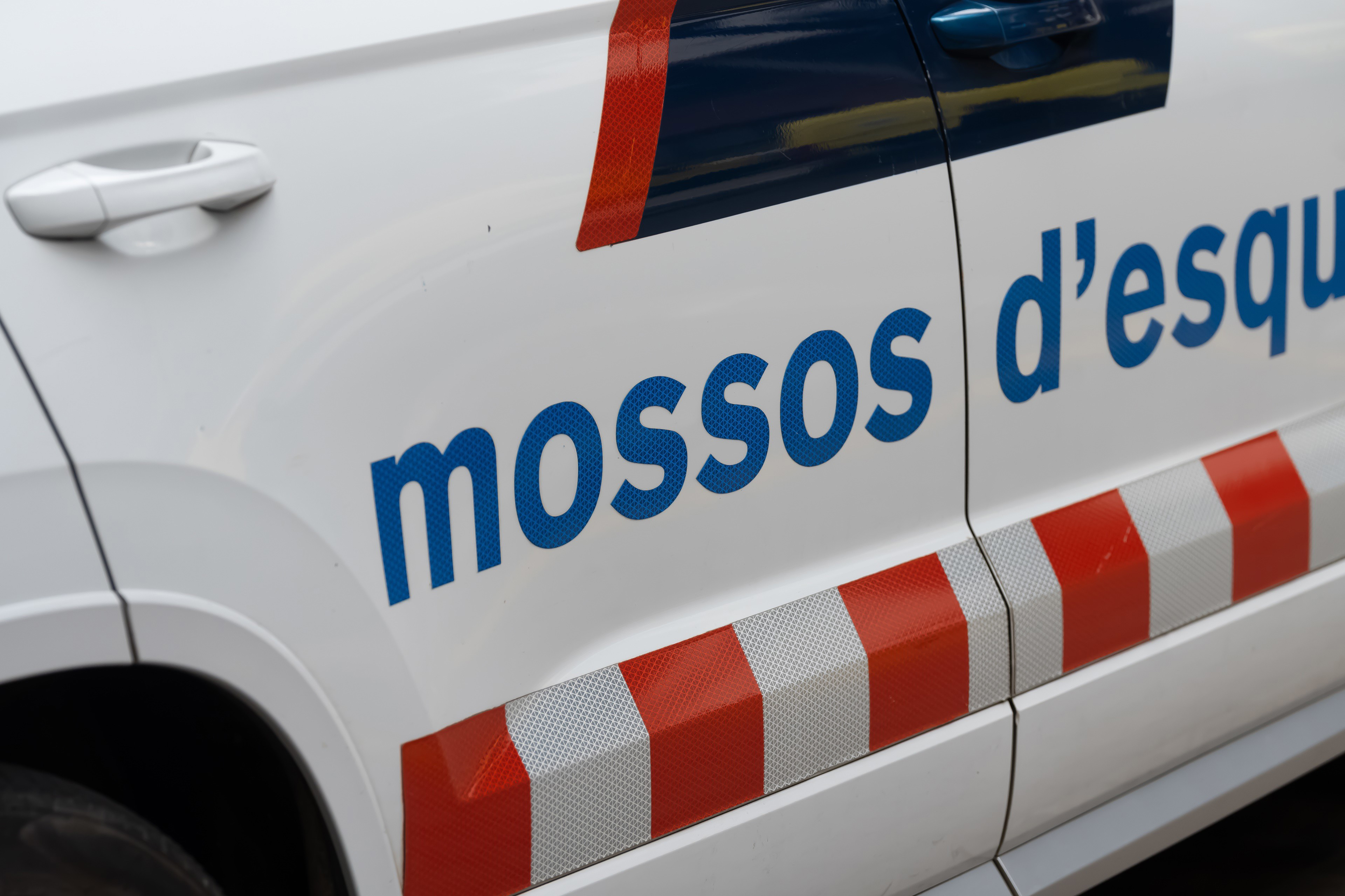 Catalunya_Press's tweet card. Un hombre ha sido abatido en Montornès del Vallès (Barcelona) tras entrar armado en la comisaría de la Policía Local. ...